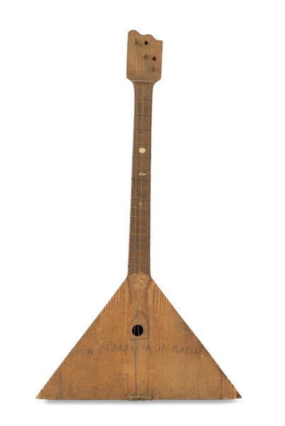 Balalajka, anonym, Rusko, začátek 20. století. Národní muzeum – České muzeum hudby, inv. č. E 355.