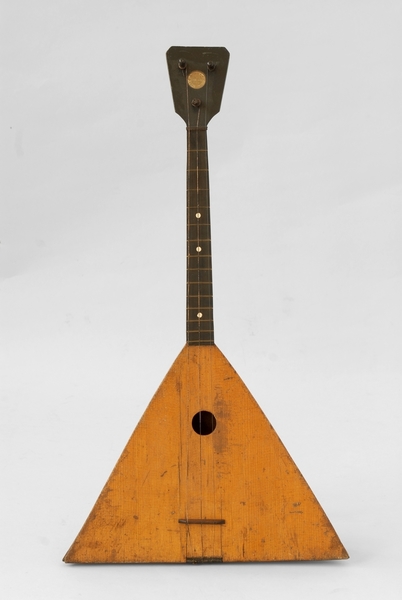 Balalajka, Jindřich Jindříšek, Kyjev, cca 1900. Národní muzeum – České muzeum hudby, inv. č. E 303.