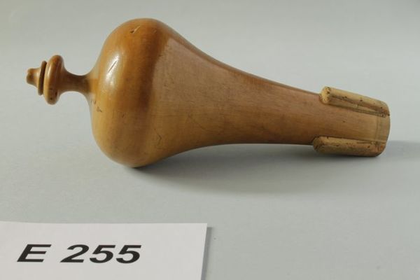 Dusítko klarinové, anonym, 18. století. Národní muzeum – České muzeum hudby, inv. č. E 255.